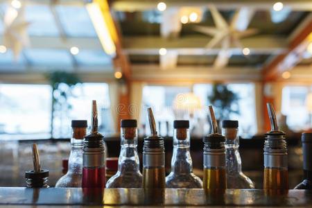 许多五颜六色的鸡尾酒酒吧酒吧酒吧服务员上有几个瓶子准备做酒精饮料